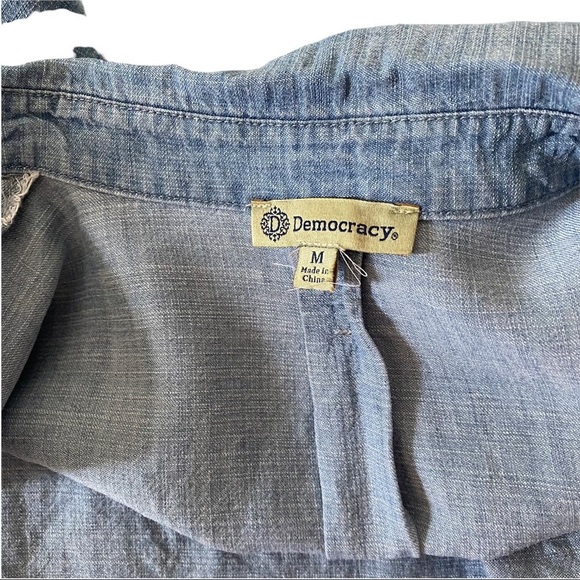 Democracy Light Wash Denim Long Sleeve Button-Front Shirt Blouse Women’s Medium - Picture 6 of 9